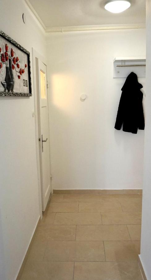 Alster Hamburg - Saniertes Und Mobliertes Apartment Mit Bad Und Kuche Buitenkant foto